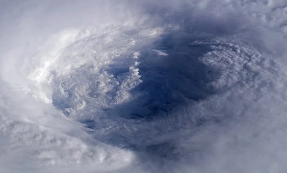 hurricane-63123__340.webp.jpg